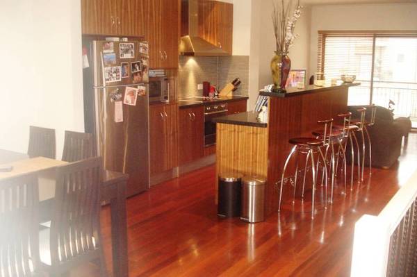 EXECUTIVE STYLE TRI-LEVEL HOME Picture 3
