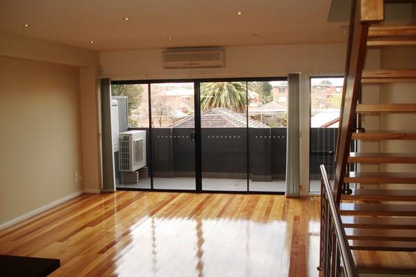 BRAND NEW TRI-LEVEL EXECUTIVE WAREHOUSE STYLE RESIDENCE Picture 2