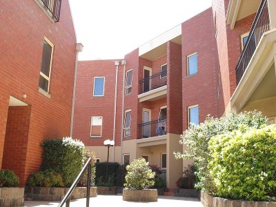 WELL PRESENTED MODERN APARTMENT Picture