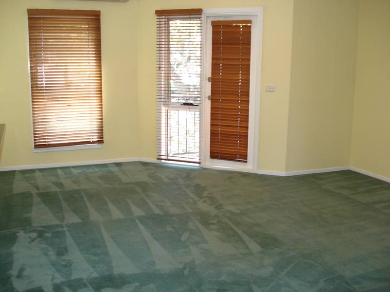 WELL PRESENTED MODERN APARTMENT Picture 3