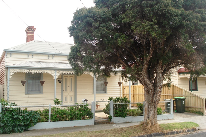 DELIGHTFULLY RENOVATED DOUBLE FRONTED WEATHERBOARD HOME Picture 1