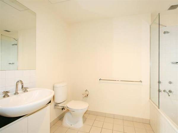 WATCH THEM GO ROUND AND
ROUND ! Picture 3