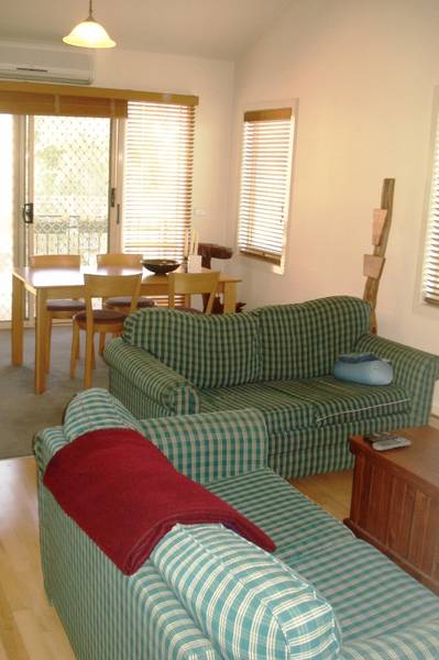 TOP FLOOR APARTMENT WITH LOTS OF NATURAL Picture TOP FLOOR APARTMENT WITH LOTS OF NATURAL Picture