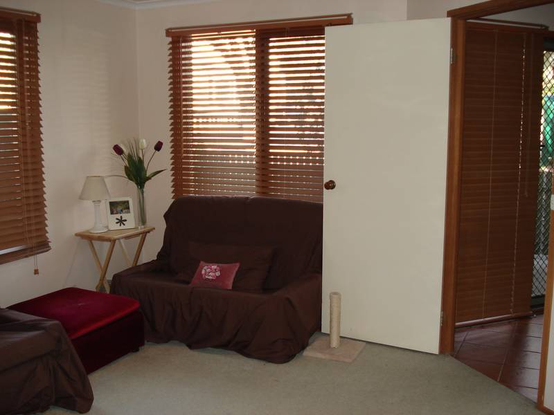 WELL LOCATED DOUBLE STOREY TOWNHOUSE WITH LEAFY OUTLOOK Picture 3