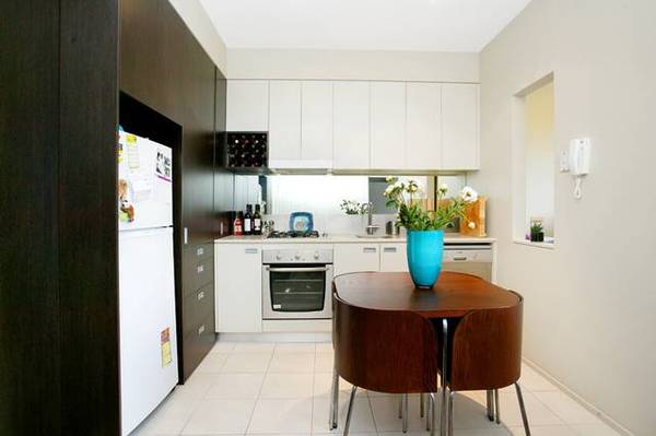 CONTEMPORARY APARTMENT NESTLED IN BEAUTIFULLY LANDSCAPED AND MAINTAINED SURROUNDINGS Picture 2