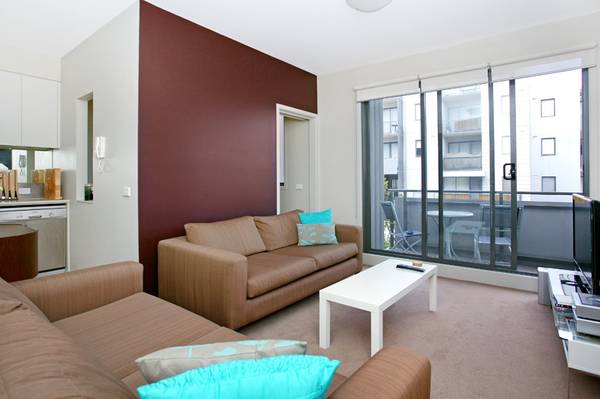 CONTEMPORARY APARTMENT NESTLED IN BEAUTIFULLY LANDSCAPED AND MAINTAINED SURROUNDINGS Picture 3