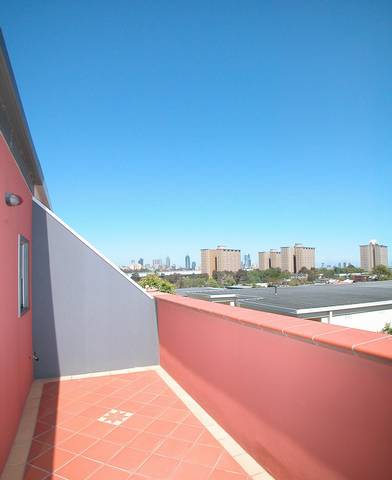 EXECUTIVE STYLE 3 BEDROOM TWO LEVEL APARTMENT Picture 2