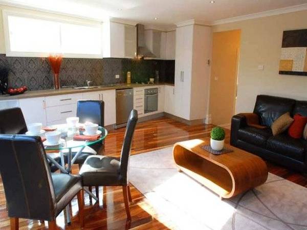 VICTORIAN DOUBLE FRONTED WEATHERBOARD WITH CLASS Picture 2