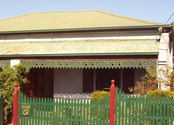 SET IN A PRIVATE CUL-DE-SAC. Picture 1