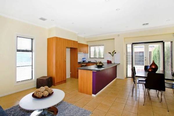 IMPRESSIVE CITY VIEWS BOTH UPSTAIRS AND DOWN Picture 2