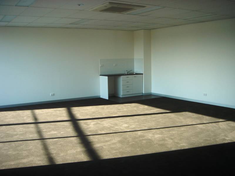 MIDWAY BETWEEN THE SEAPORT AND THE AIRPORT Picture 2