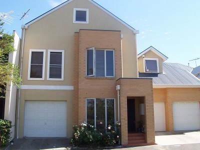 A REAR GARDEN IN KENSINGTON BANKS ? YES !! Picture
