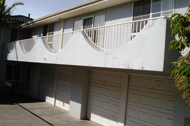DOUBLE STOREY TOWNHOUSE WITH SECURITY ENTRANCE Picture 2