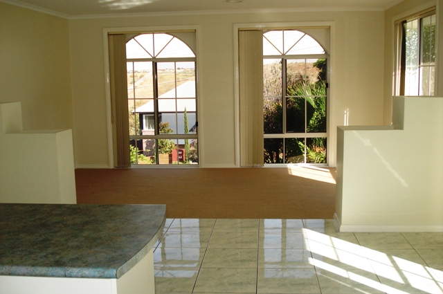 DOUBLE STOREY TOWNHOUSE WITH SECURITY ENTRANCE Picture 3