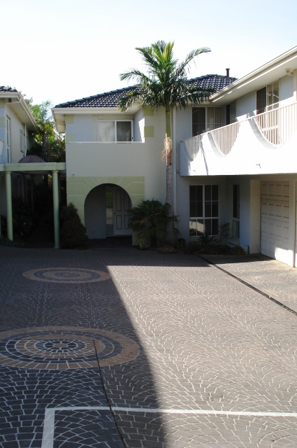 DOUBLE STOREY TOWNHOUSE WITH SECURITY ENTRANCE Picture 1