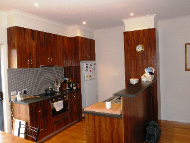 TRI-LEVEL EXECUTIVE STYLE TOWNHOUSE Picture