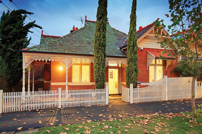 SUPERBLY LOCATED - STYLISH PERIOD CHARM Picture 1