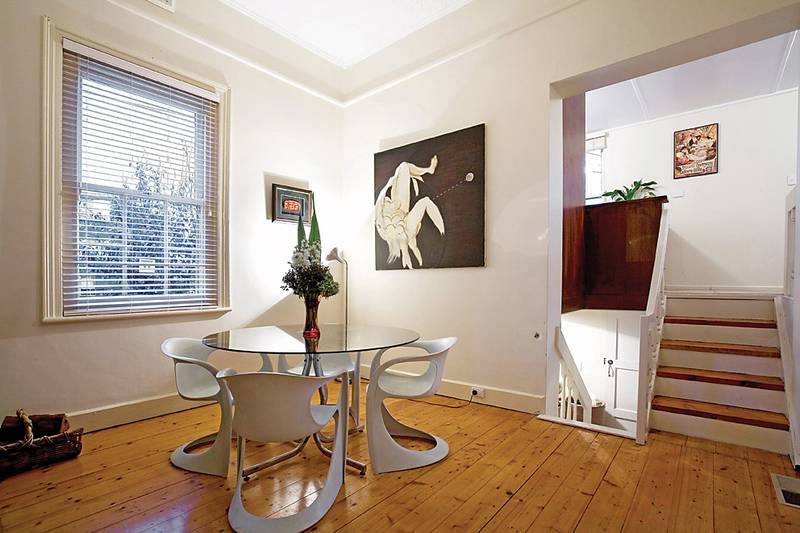 SUPERBLY LOCATED - STYLISH PERIOD CHARM Picture 2