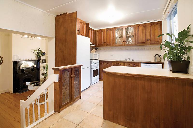 SUPERBLY LOCATED - STYLISH PERIOD CHARM Picture 3