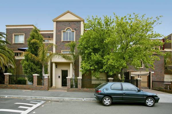 MAGNIFICENT 1ST FLOOR LIGHT FILLED APARTMENT. Picture 2