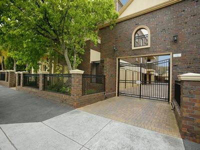 MAGNIFICENT 1ST FLOOR LIGHT FILLED APARTMENT. Picture