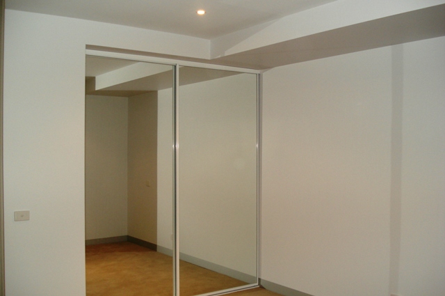 CITY LIVING AT ITS BEST ! Picture 2