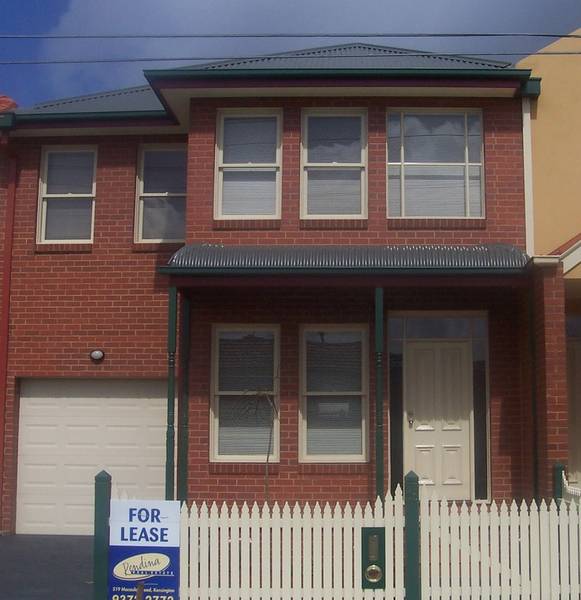 EXECUTIVE TOWN RESIDENCE IN WHISKEY HILL ESTATE. Picture 1