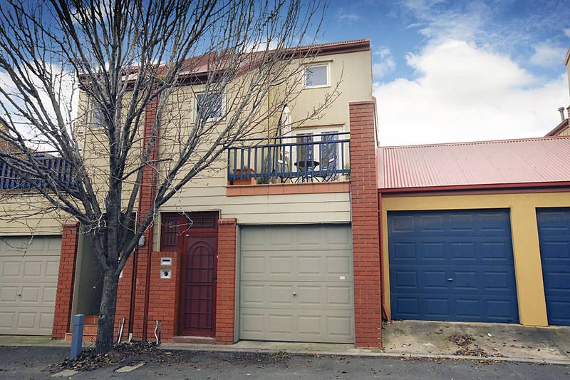 Trendy Lifestyle in City Fringe Locale Picture 1