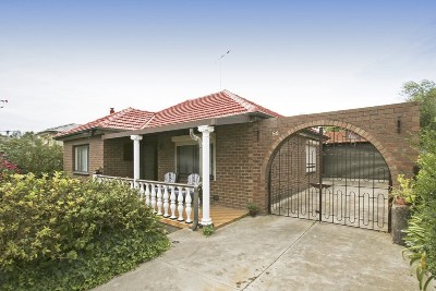 BRICK VENEER HOME LOCATED IN QUIET CUL-DE-SAC Picture