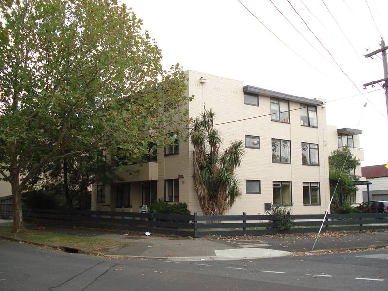 REFURBISHED GROUND FLOOR APARTMENT Picture 1