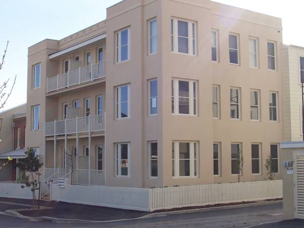 WELL PRESENTED 2ND FLOOR APARTMENT Picture 1