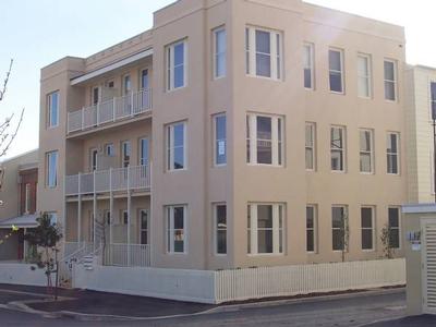 WELL PRESENTED 2ND FLOOR APARTMENT Picture