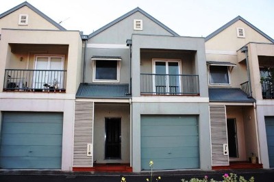 DOUBLE STOREY TOWNHOUSE IN POPULAR KENSINGTON BANKS Picture