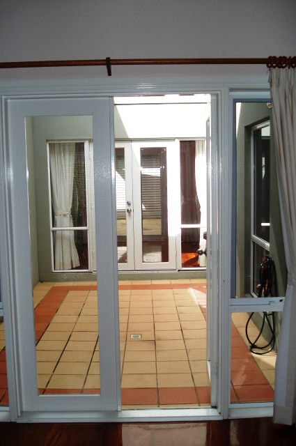 IDEALLY LOCATED DOUBLE STOREY TOWNHOUSE Picture 2