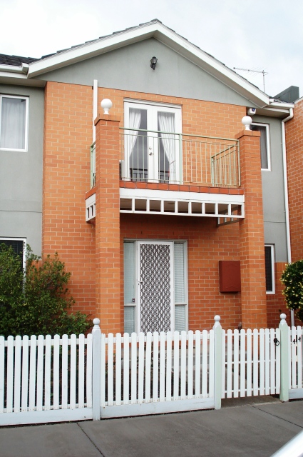 IDEALLY LOCATED DOUBLE STOREY TOWNHOUSE Picture 1