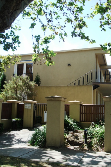 WELL LOCATED ONE BEDROOM REFURBISHED APARTMENT Picture 2