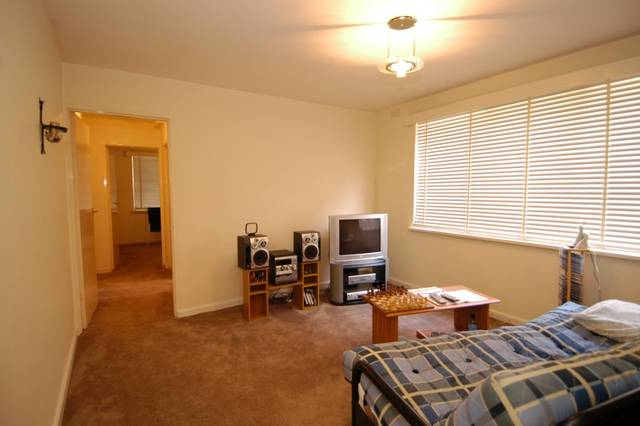 SPACIOUS GROUND FLOOR APARTMENT Picture 3