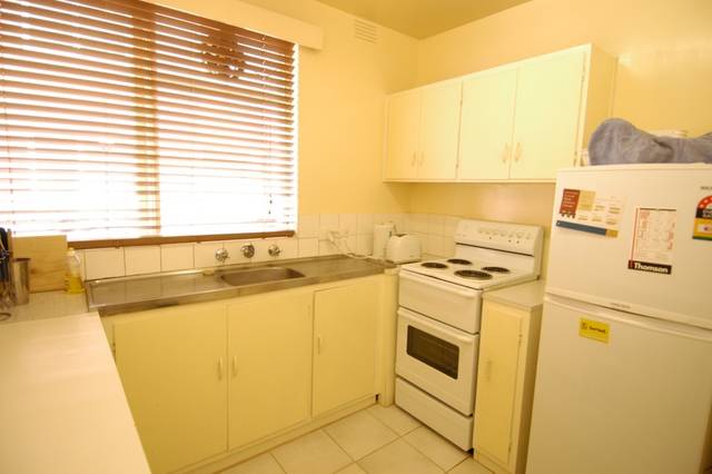 SPACIOUS GROUND FLOOR APARTMENT Picture 2