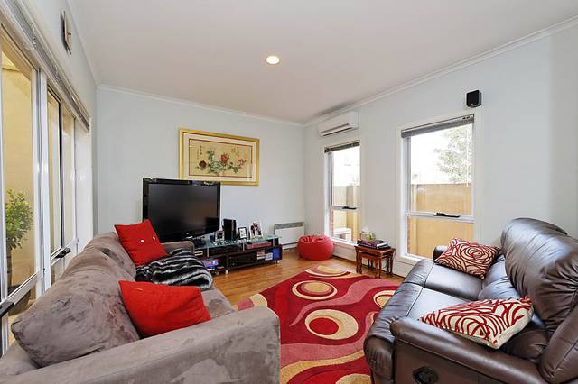 LUXURIOUS LIFESTYLE IN PARKLAND PRECINCT Picture 3