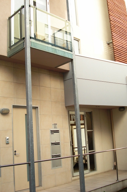 MODERN AND WELL LOCATED Picture 2