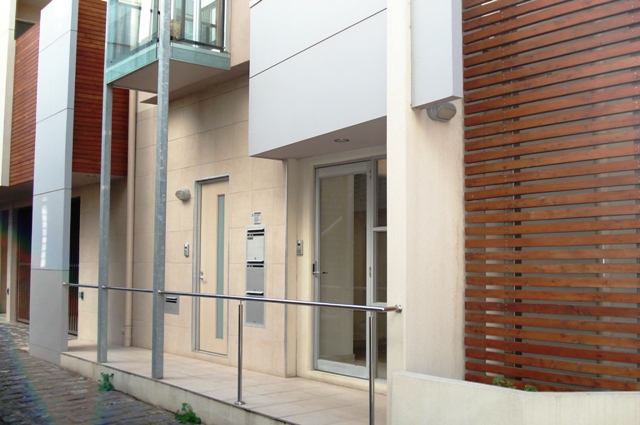 MODERN AND WELL LOCATED Picture 1