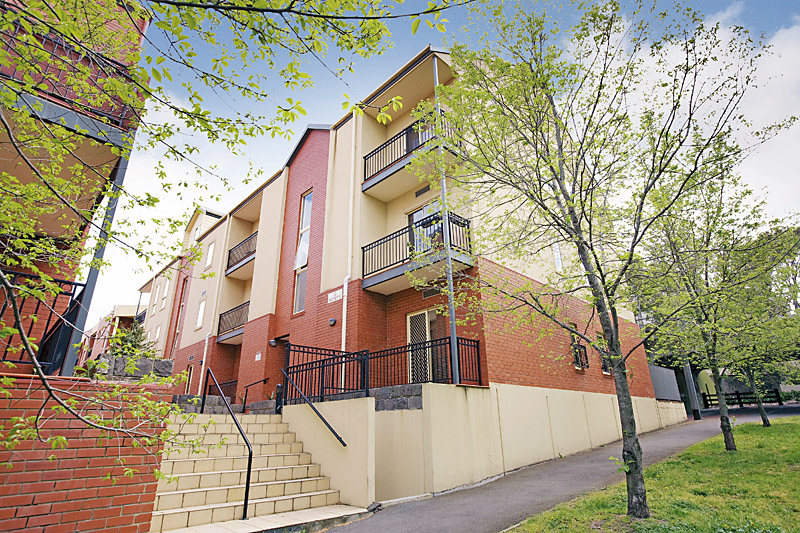 City Fringe Lifestyle with Parkland Setting Picture 1