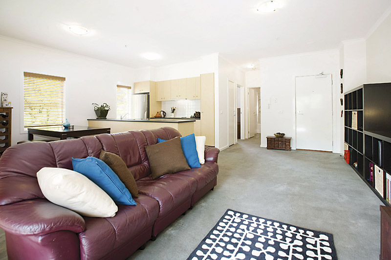 City Fringe Lifestyle with Parkland Setting Picture 3