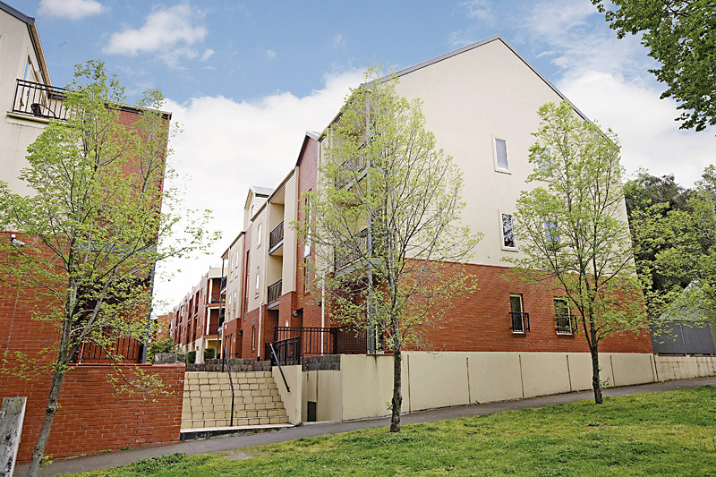 City Fringe Lifestyle with Parkland Setting Picture 2