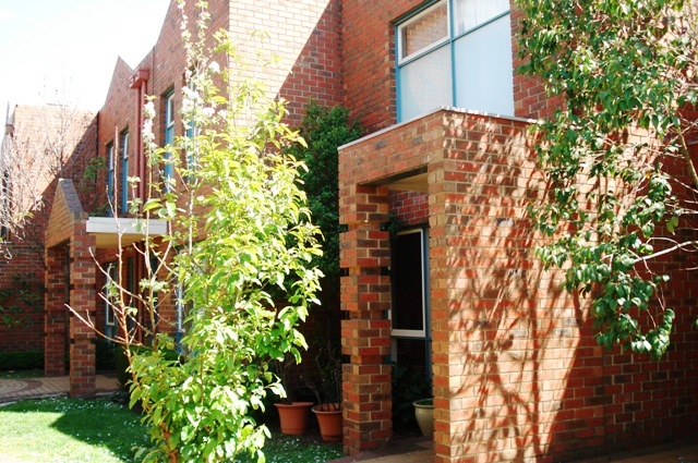 SITUATED IN AN EXCELLENT INNER CITY LOCATION Picture 3