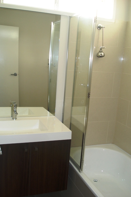 FULLY RENOVATED MODERN FUNKY APARTMENT Picture 3