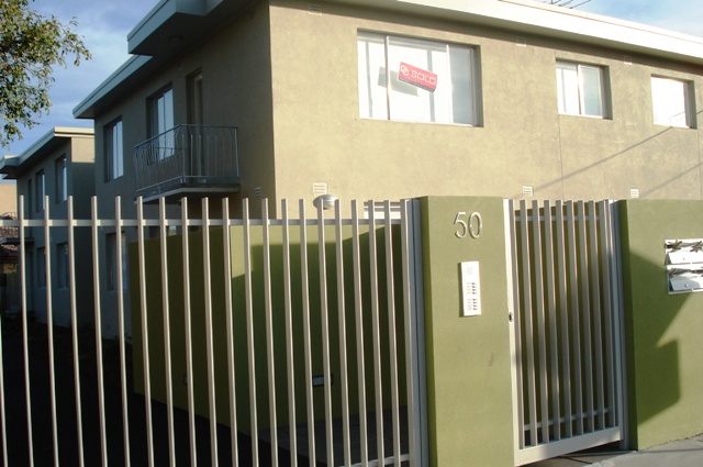 FULLY RENOVATED MODERN FUNKY APARTMENT Picture 1