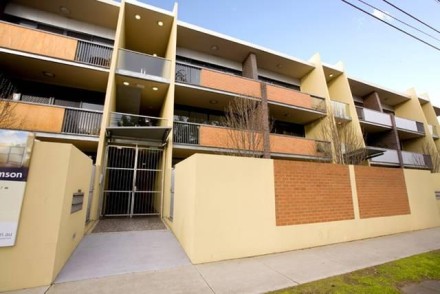 LIGHT FILLED MODERN GROUND FLOOR APARTMENT Picture 2
