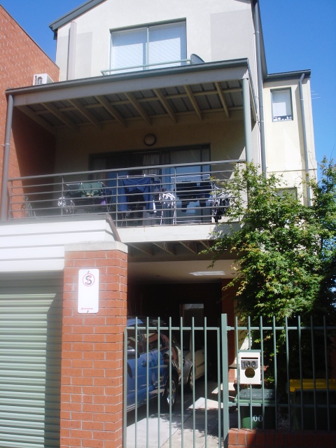 TRI LEVEL TOWNHOUSE MINUTES FROM HIGHPOINT Picture 2