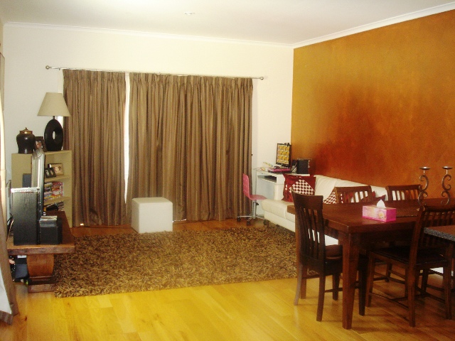 TRI LEVEL TOWNHOUSE MINUTES FROM HIGHPOINT Picture 3